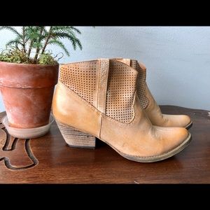 Very volatile cowboy boots, size 8